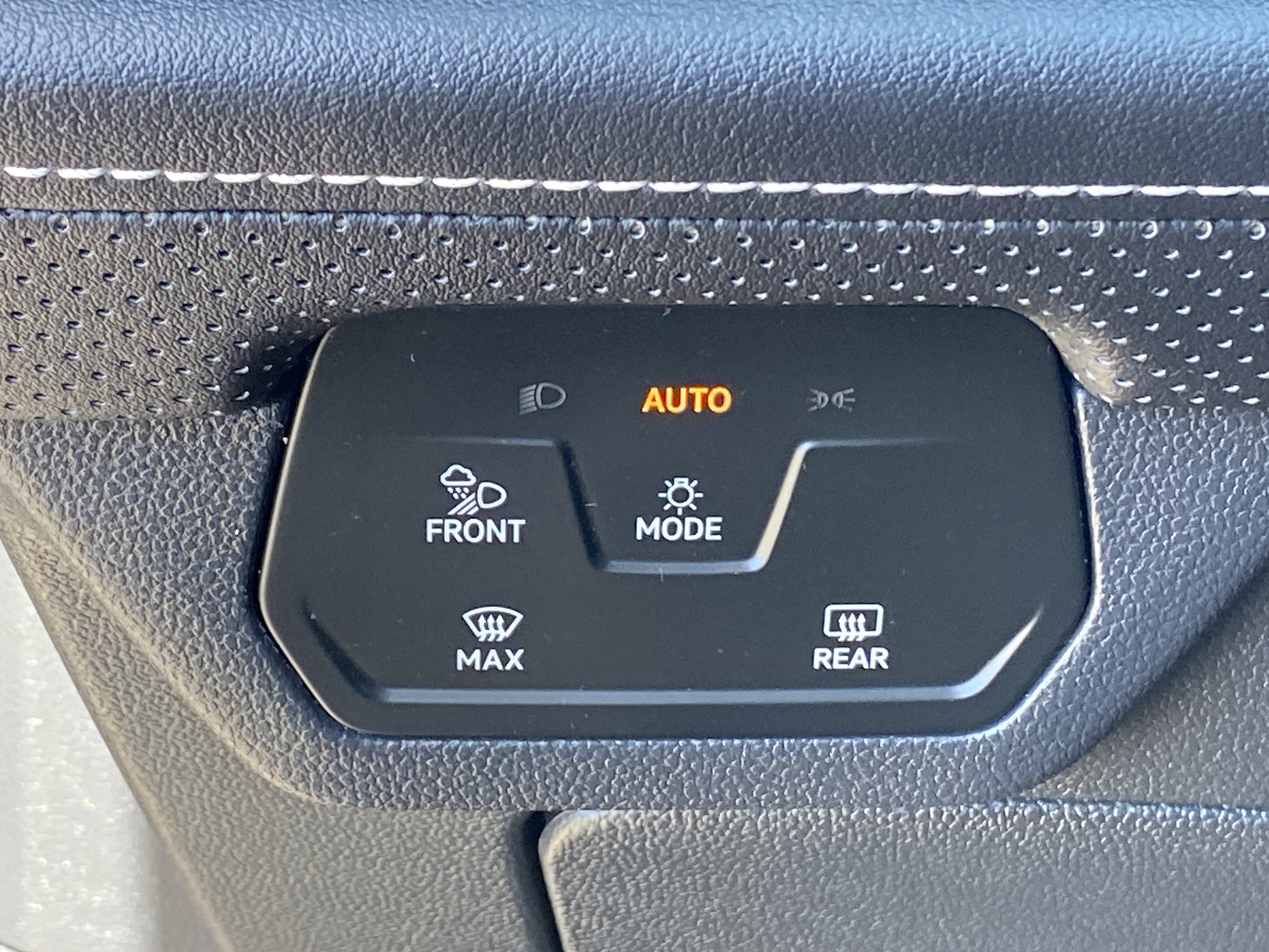 Used 2024 Volkswagen Atlas SE AWD/4WD image 14