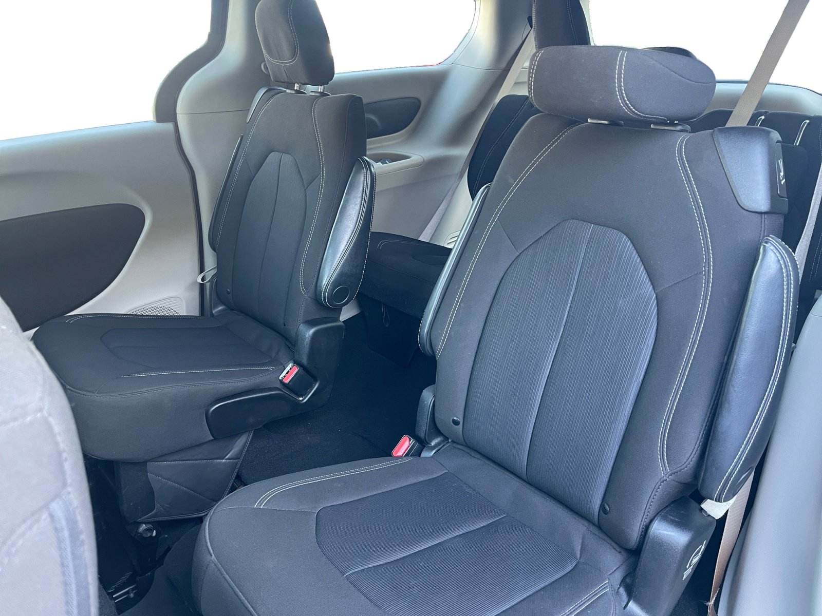 Used 2022 Chrysler Voyager LX image 13