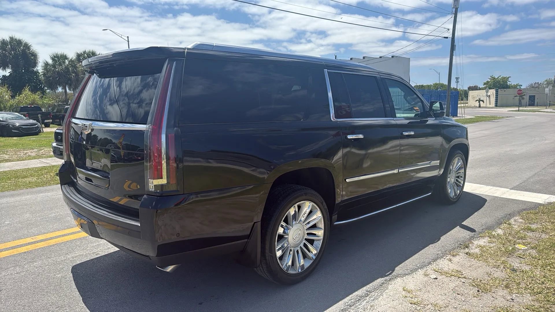 Used 2019 Cadillac Escalade ESV Luxury AWD/4WD image 4