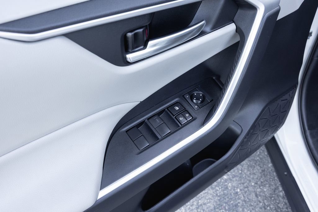 Used 2021 Toyota RAV4 XLE w/ Carpet Mat Package (TMS) image 9