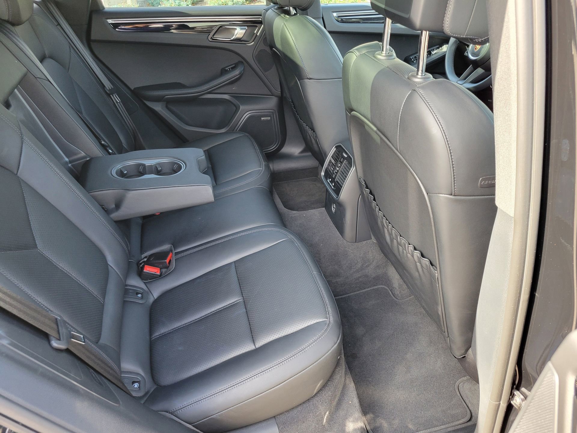 Used 2025 Porsche Macan image 30