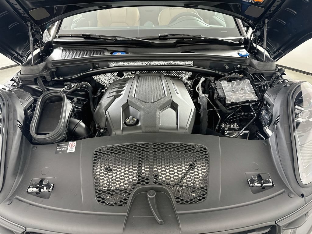 Certified 2026 Porsche Macan AWD/4WD image 32