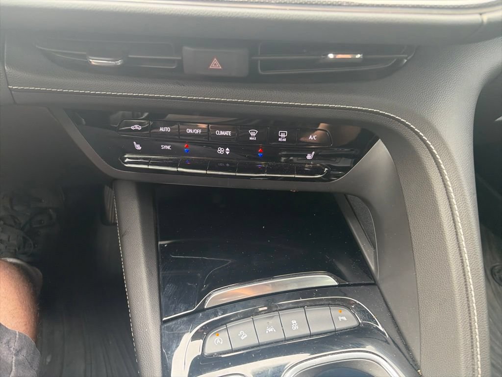 Used 2021 Buick Envision Essence AWD/4WD image 22