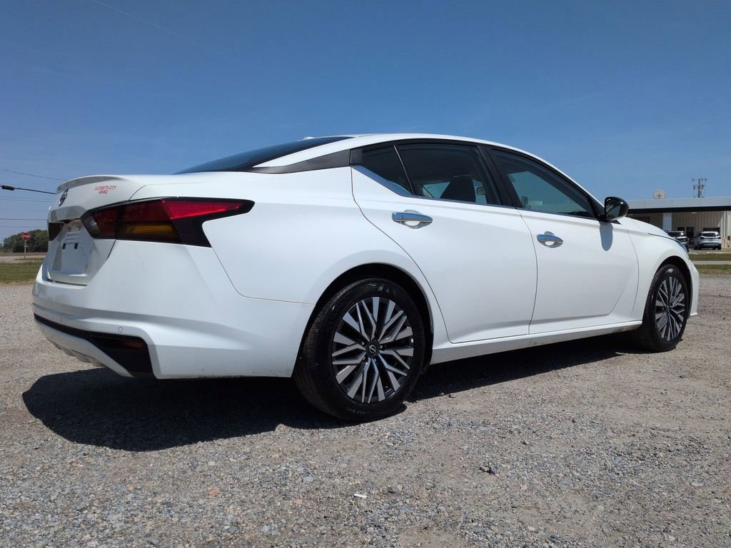 Used 2025 Nissan Altima 2.5 SV FWD image 3