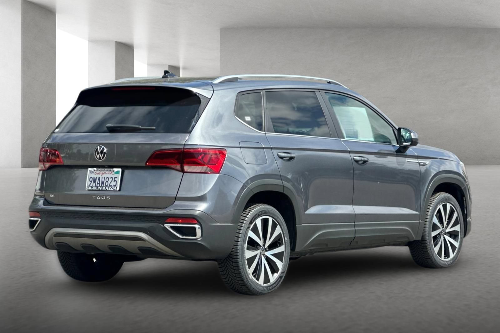 Used 2022 Volkswagen Taos SE FWD image 4