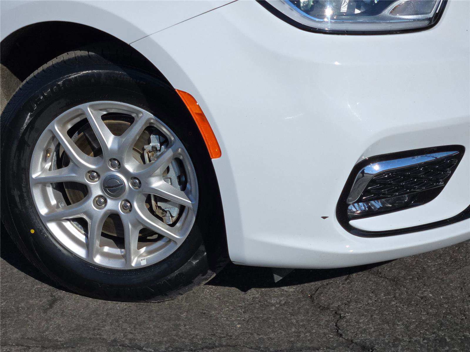 Certified 2025 Chrysler Pacifica Select image 3