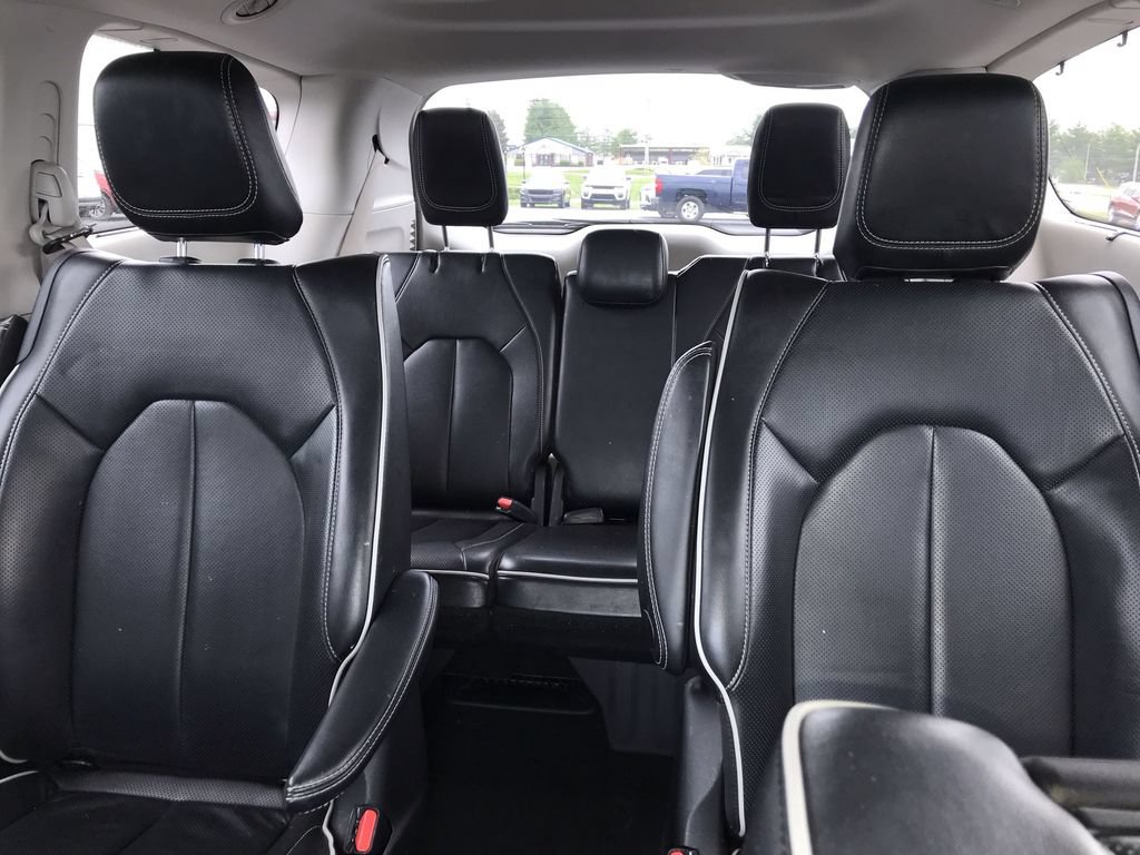 Used 2022 Chrysler Pacifica Limited w/ Uconnect Theater Family Group FWD image 23
