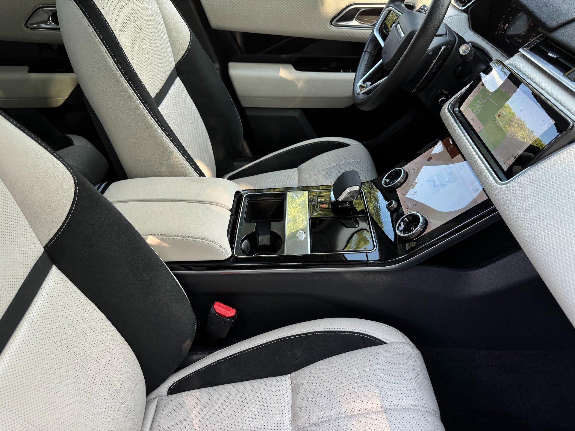 Used 2023 Land Rover Range Rover Velar R-Dynamic S image 22