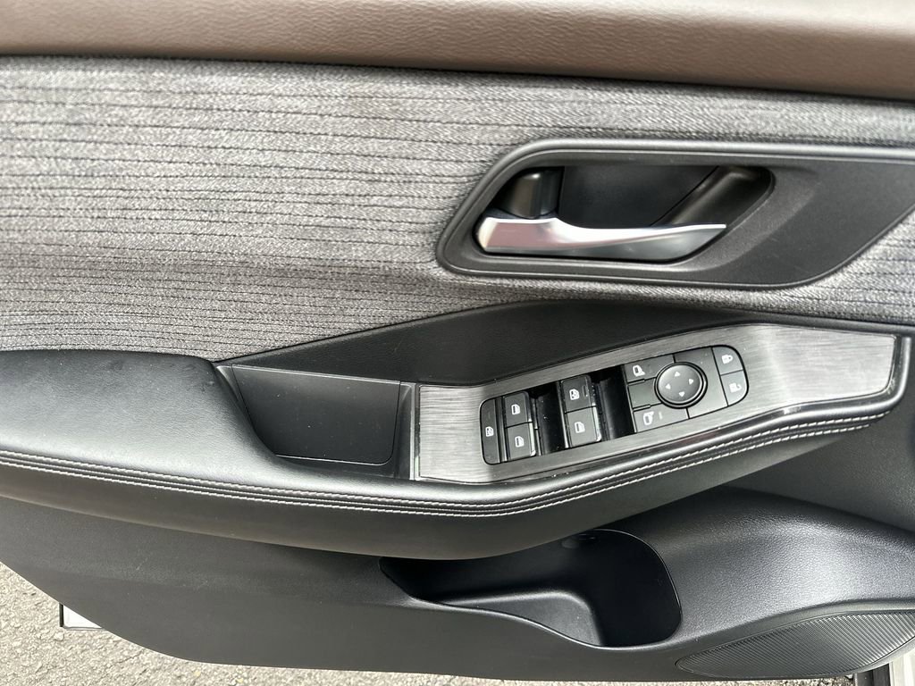 Used 2023 Nissan Rogue SV image 15