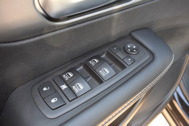 Used 2025 Chrysler Pacifica Select image 12