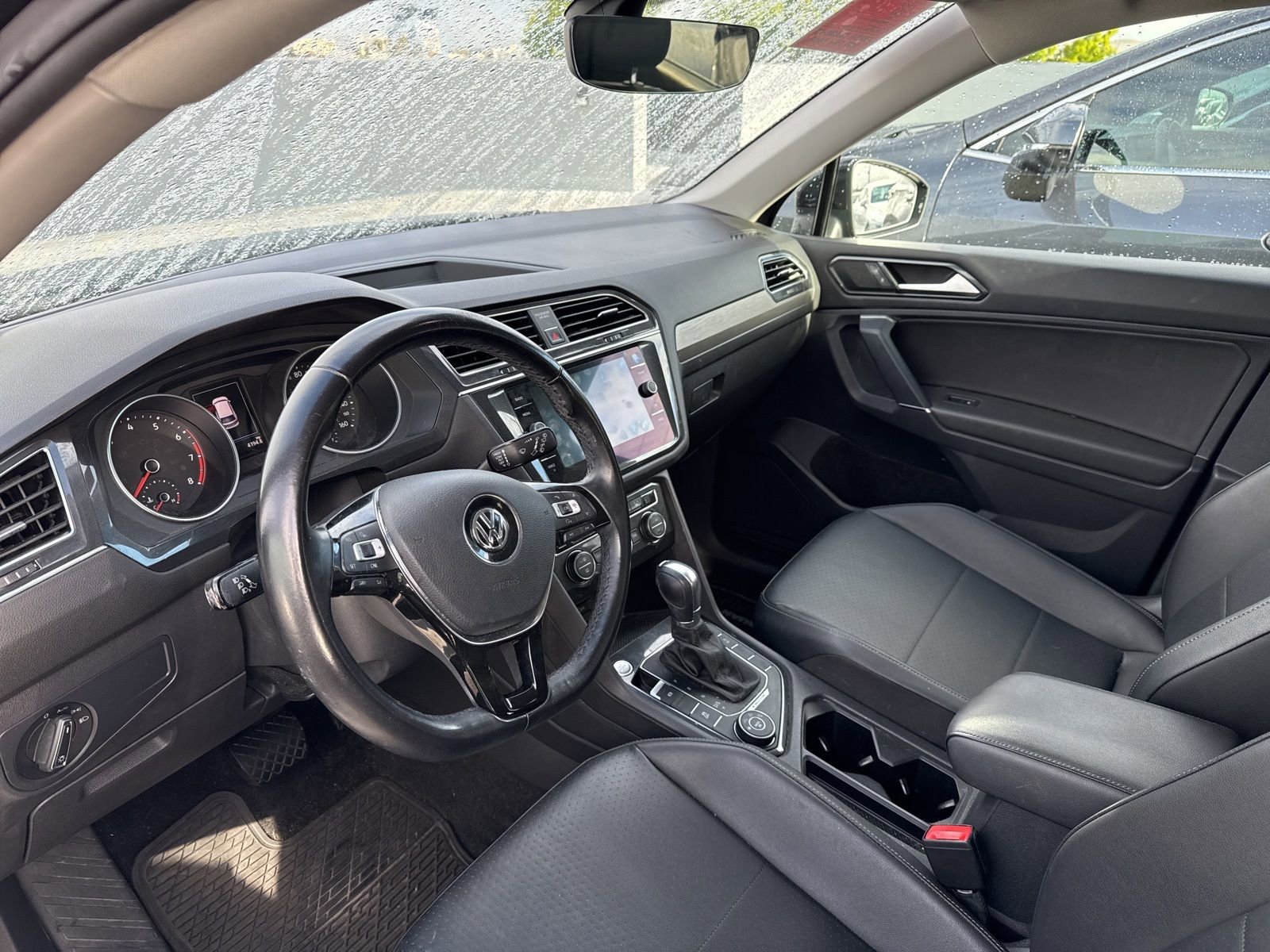 Used 2018 Volkswagen Tiguan SE w/ Panoramic Sunroof Package image 5