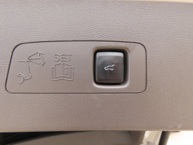 Used 2020 Lincoln Corsair Reserve w/ Elements Package FWD image 12