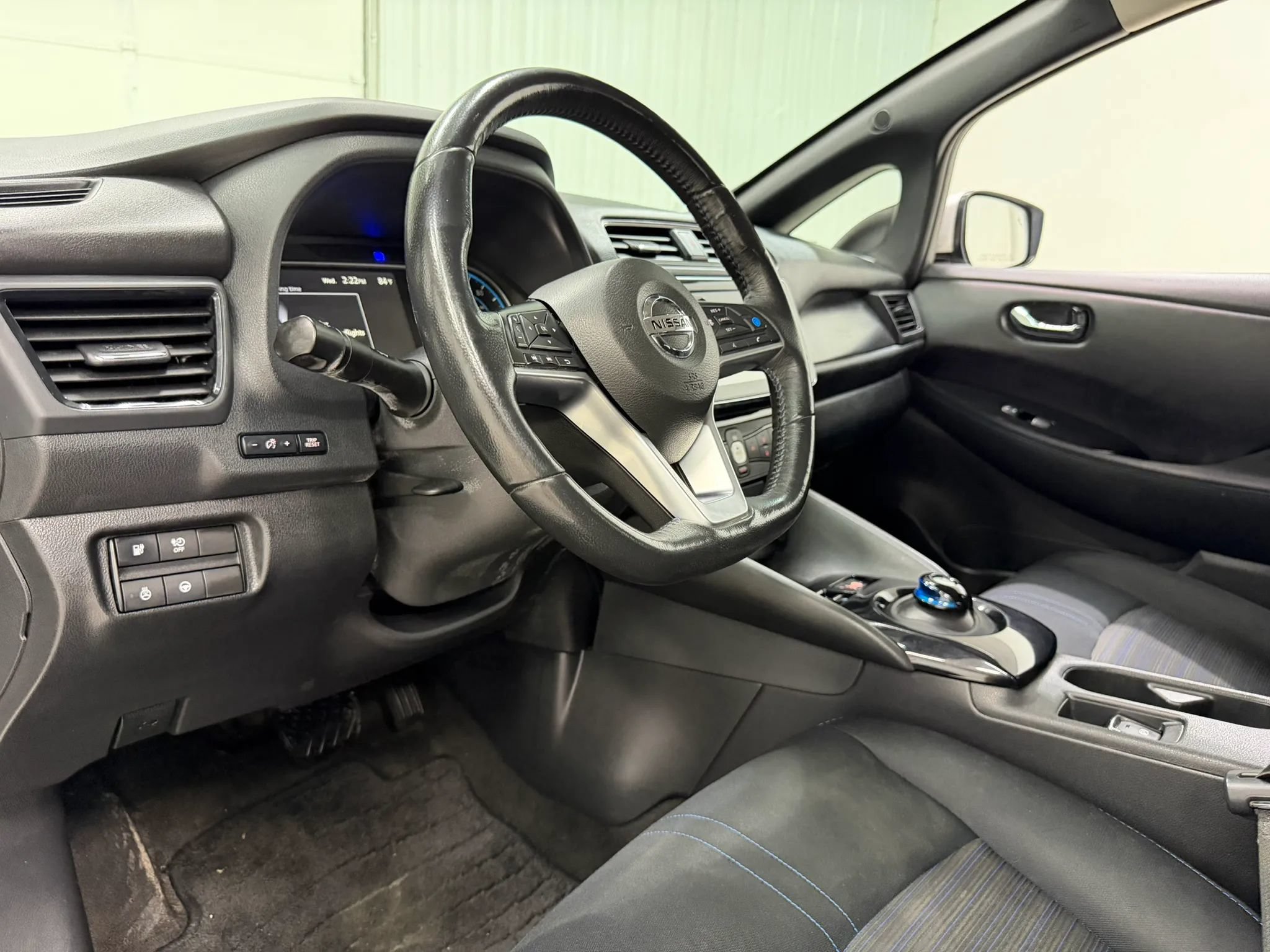 Used 2018 Nissan Leaf SV w/ SV Technology Package FWD image 12
