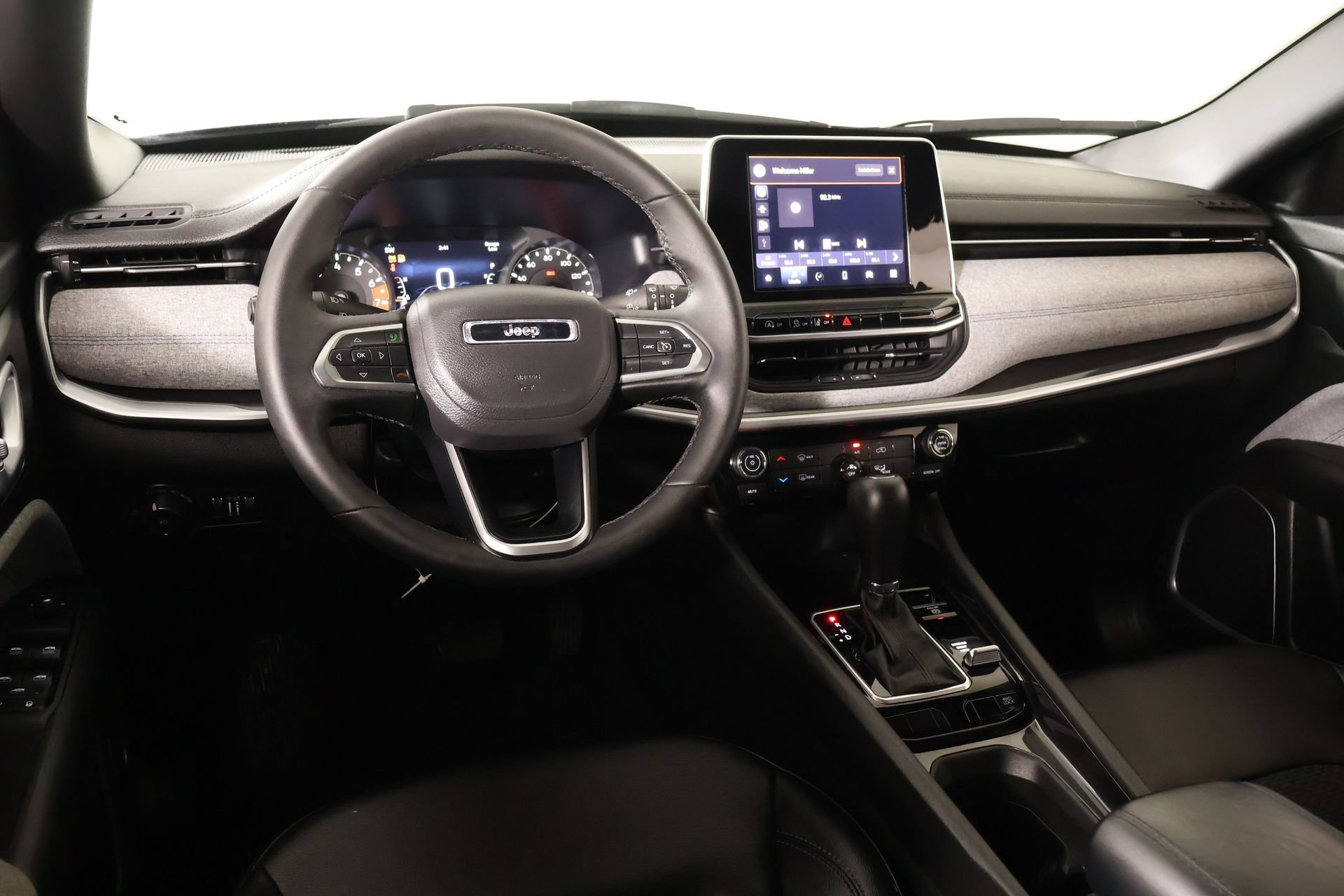 Used 2026 Jeep Compass Latitude AWD/4WD image 2
