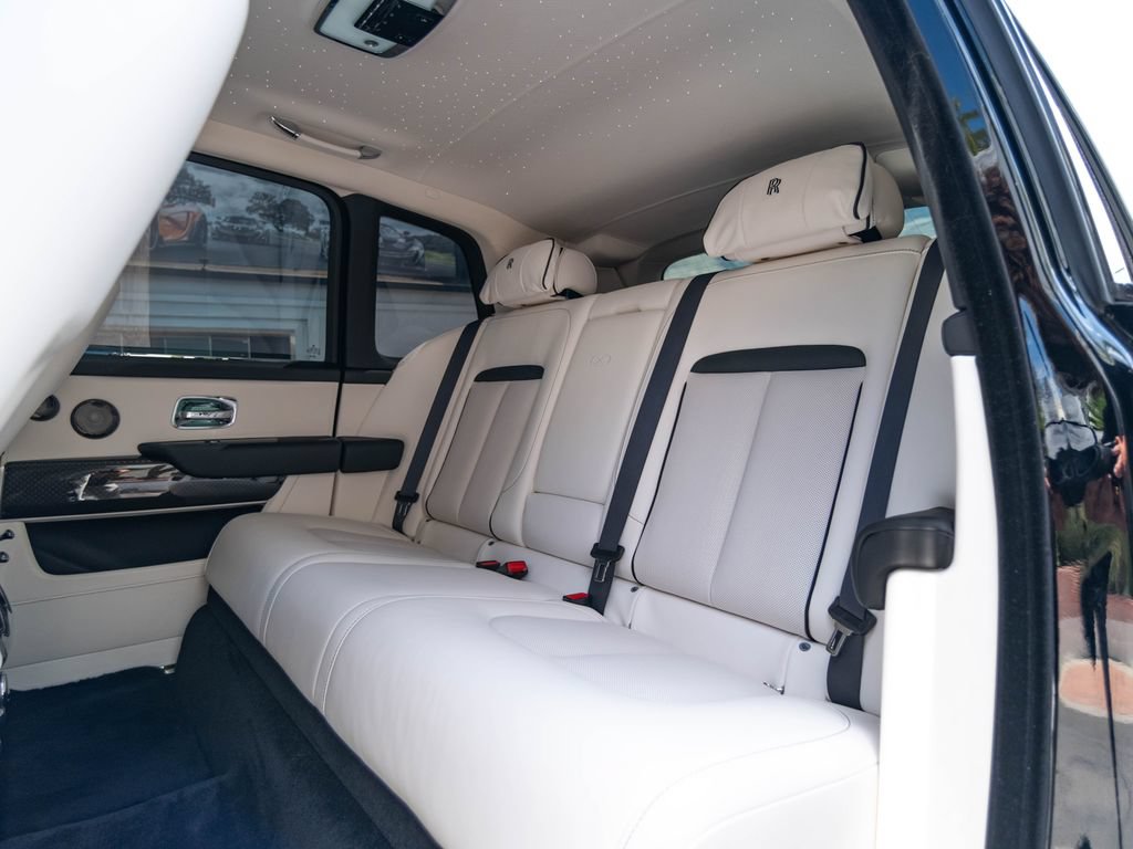 Used 2025 Rolls-Royce Cullinan Black Badge AWD/4WD image 8
