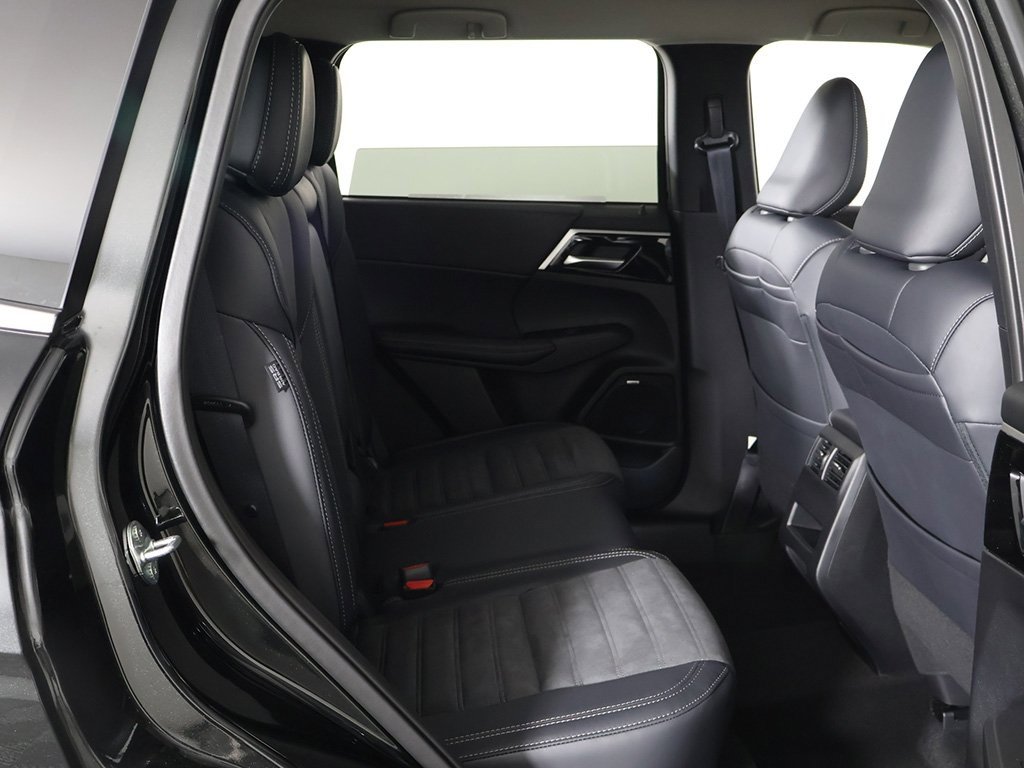 New 2025 Mitsubishi Outlander SE image 32