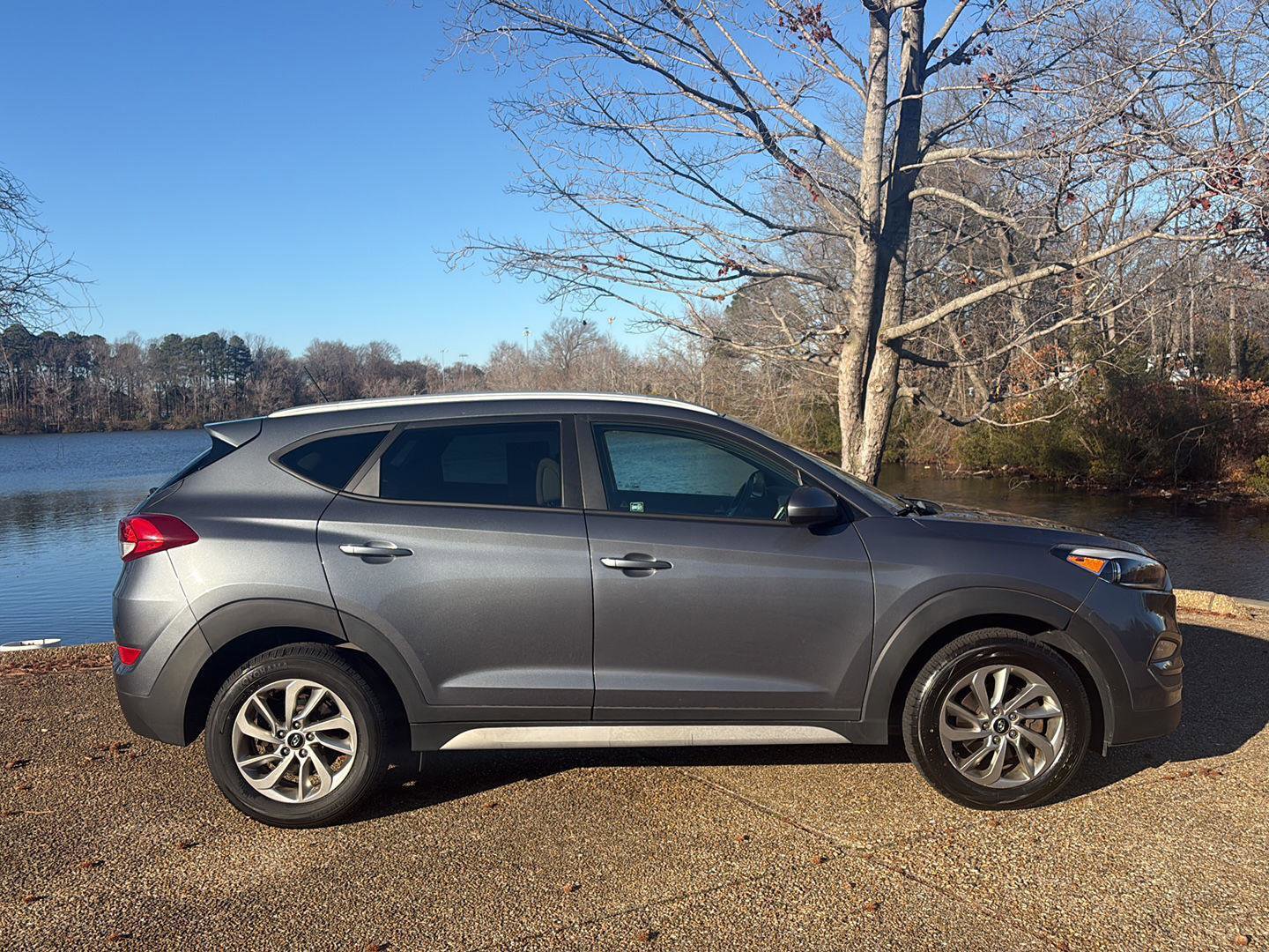 Used 2017 Hyundai Tucson SE AWD/4WD image 3