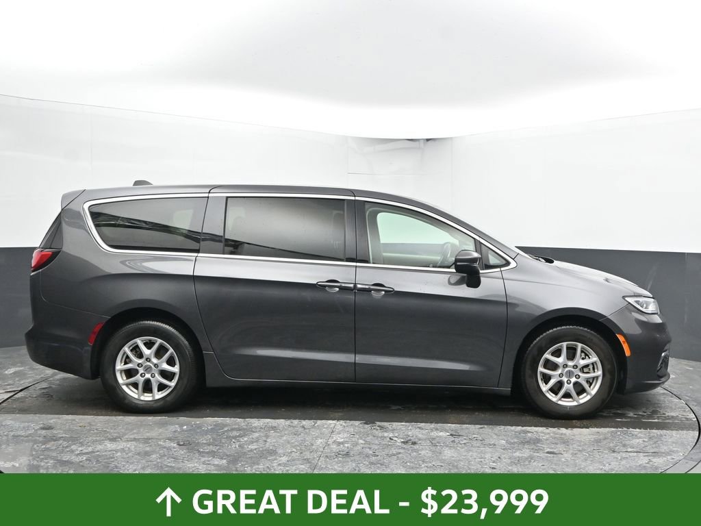 Used 2023 Chrysler Pacifica Touring-L image 13