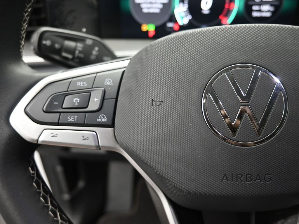 Certified 2025 Volkswagen Tiguan SE FWD image 15