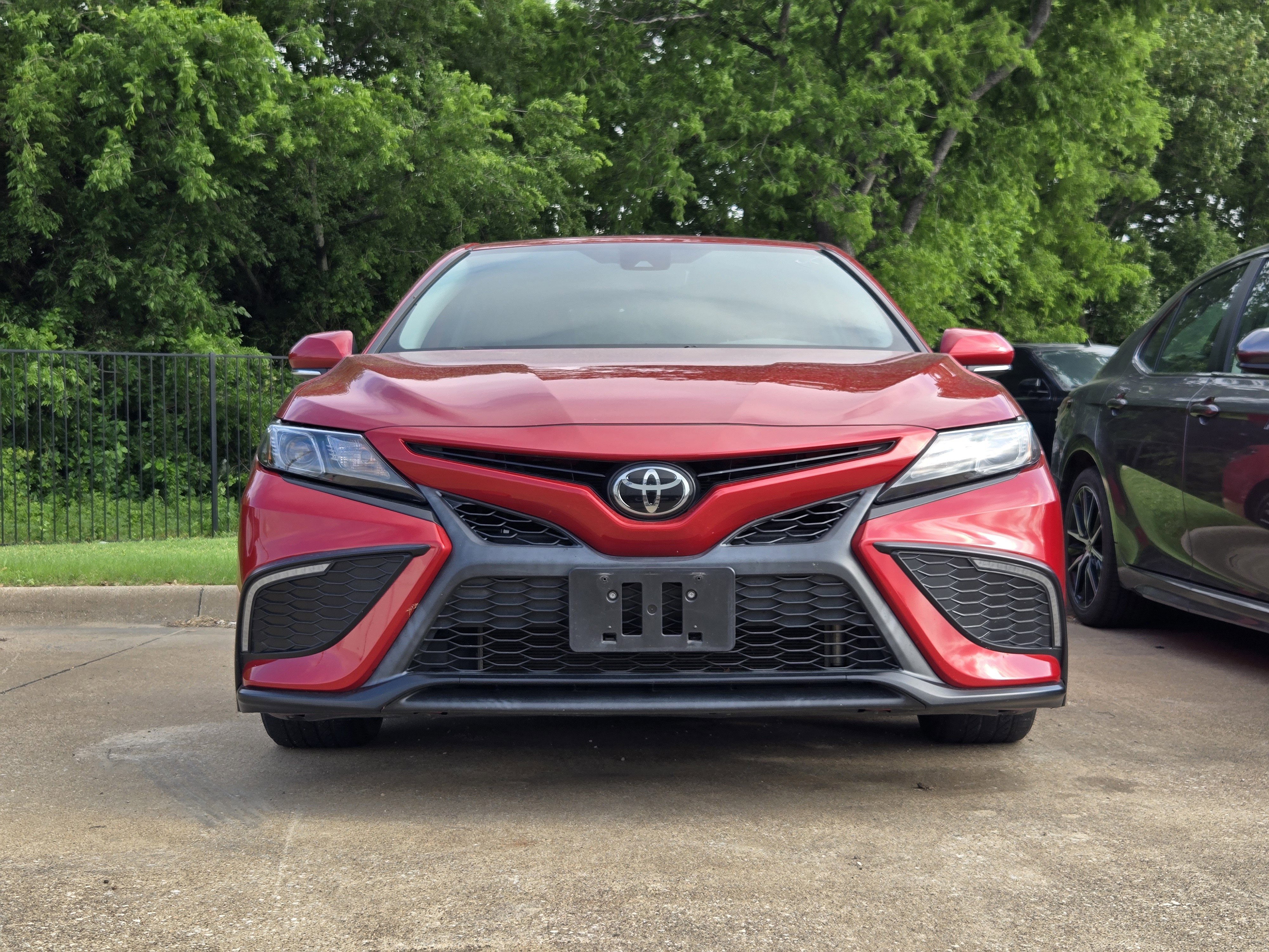 Used 2022 Toyota Camry SE image 2