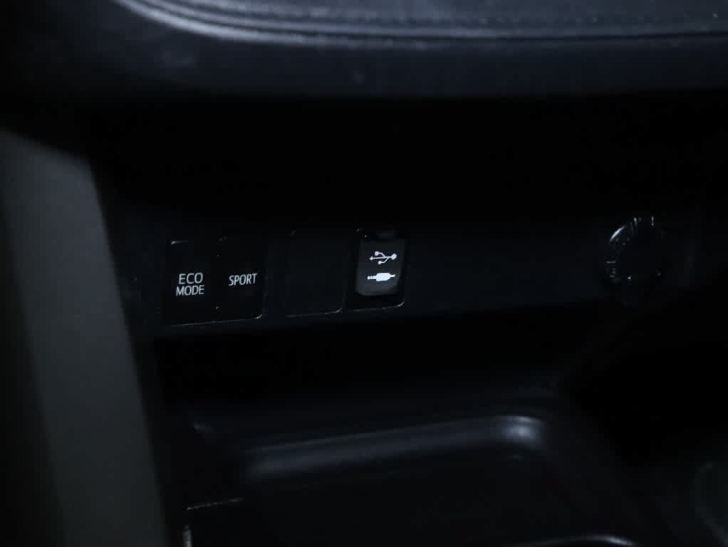 Used 2018 Toyota RAV4 LE w/ All Weather Liner Package AWD/4WD image 26