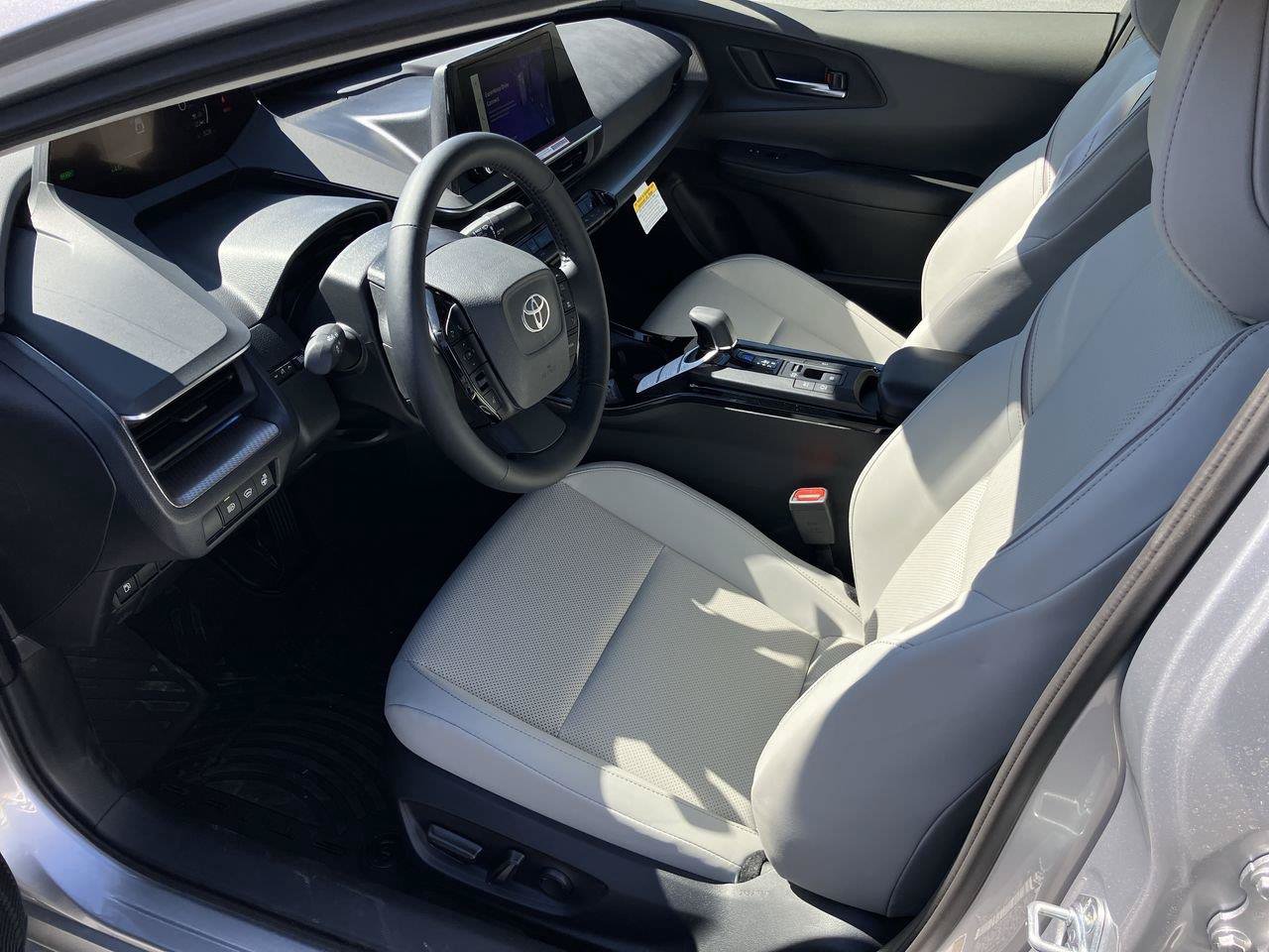 Used 2025 Toyota Prius XLE FWD image 9