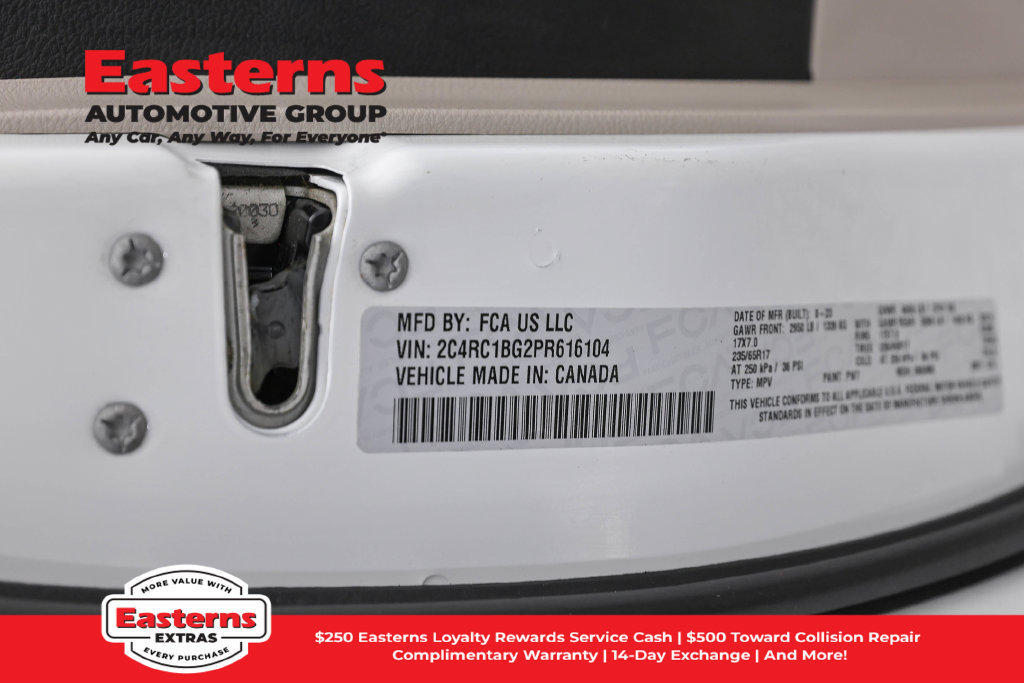 Used 2023 Chrysler Pacifica Touring-L FWD image 38