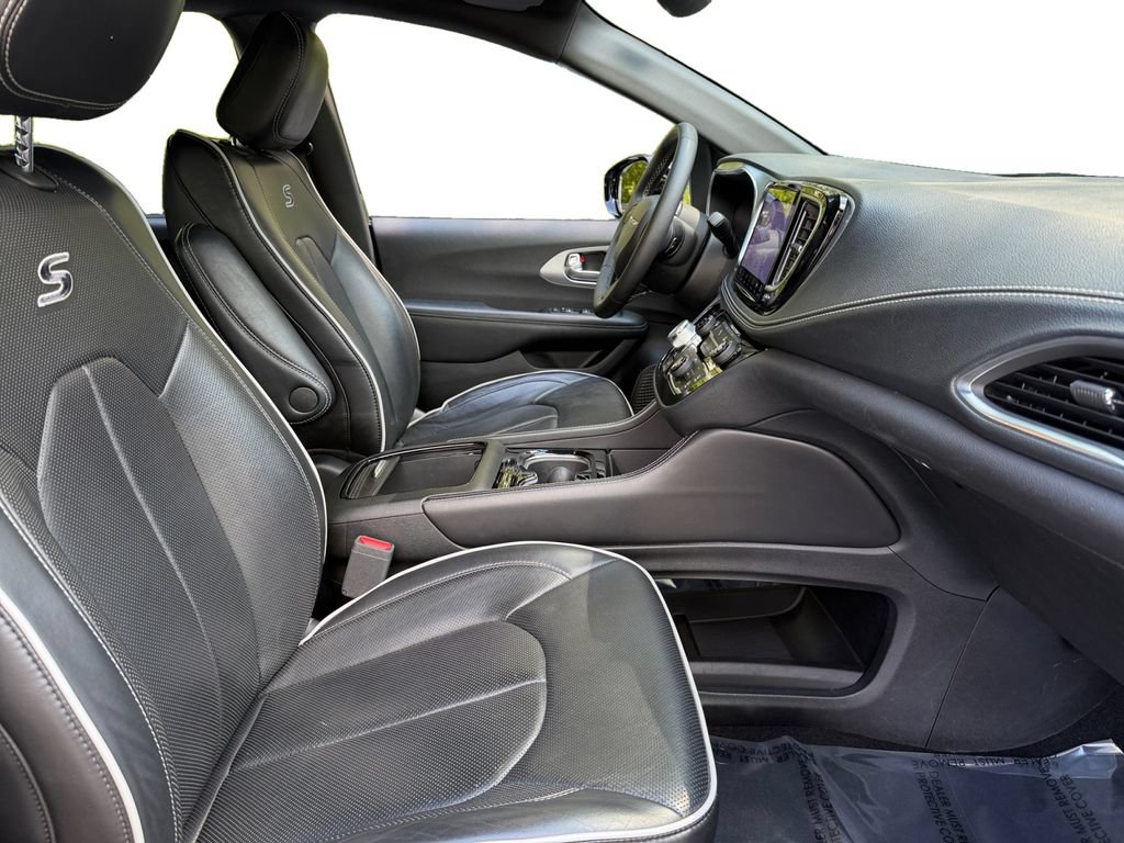 Used 2025 Chrysler Pacifica Limited FWD image 15