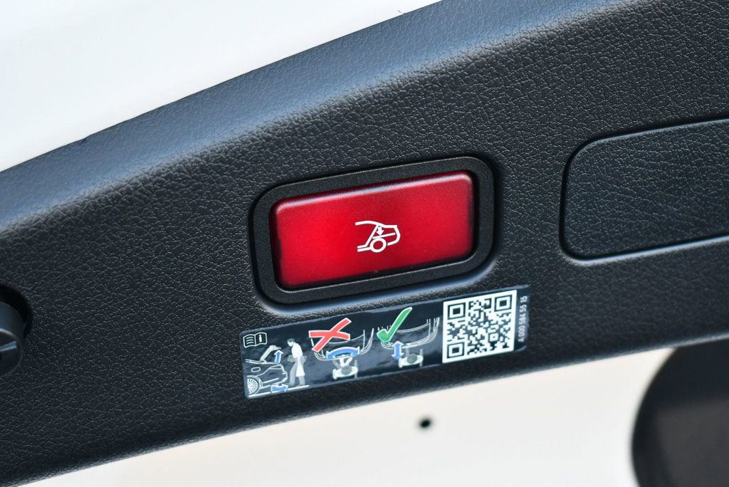 Used 2025 Mercedes-Benz CLE 300 4MATIC Cabriolet image 17