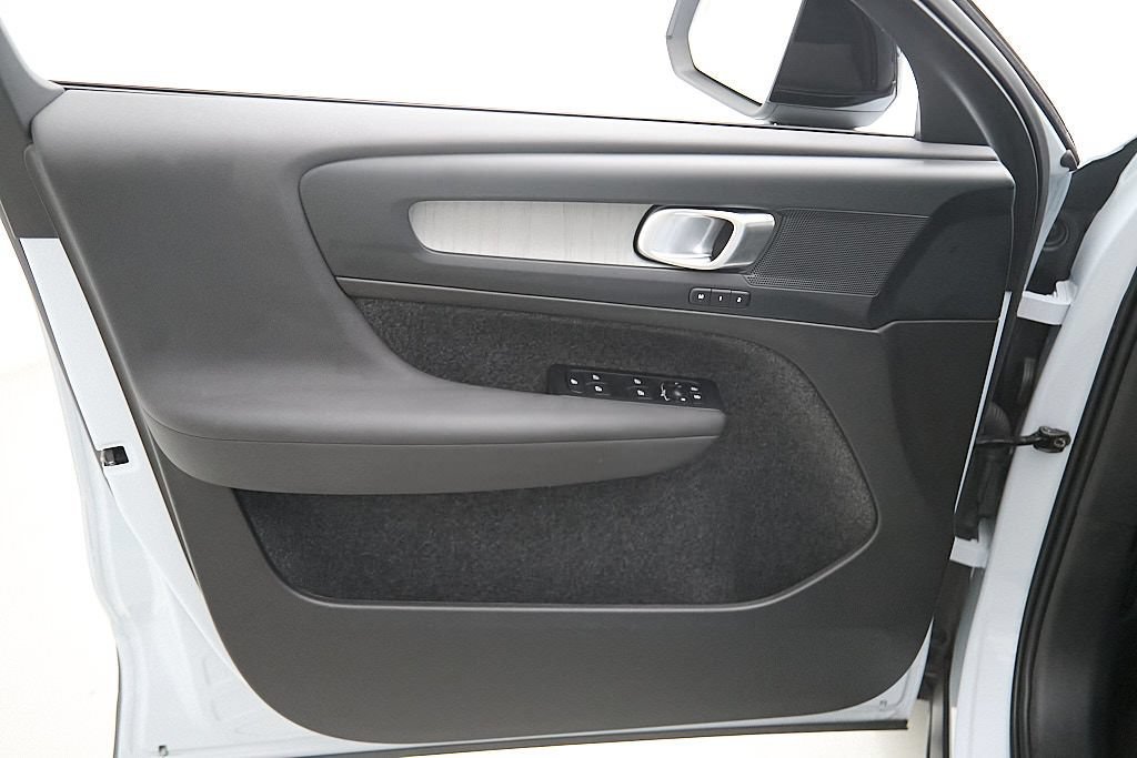 Certified 2026 Volvo XC40 B5 Plus AWD/4WD image 10