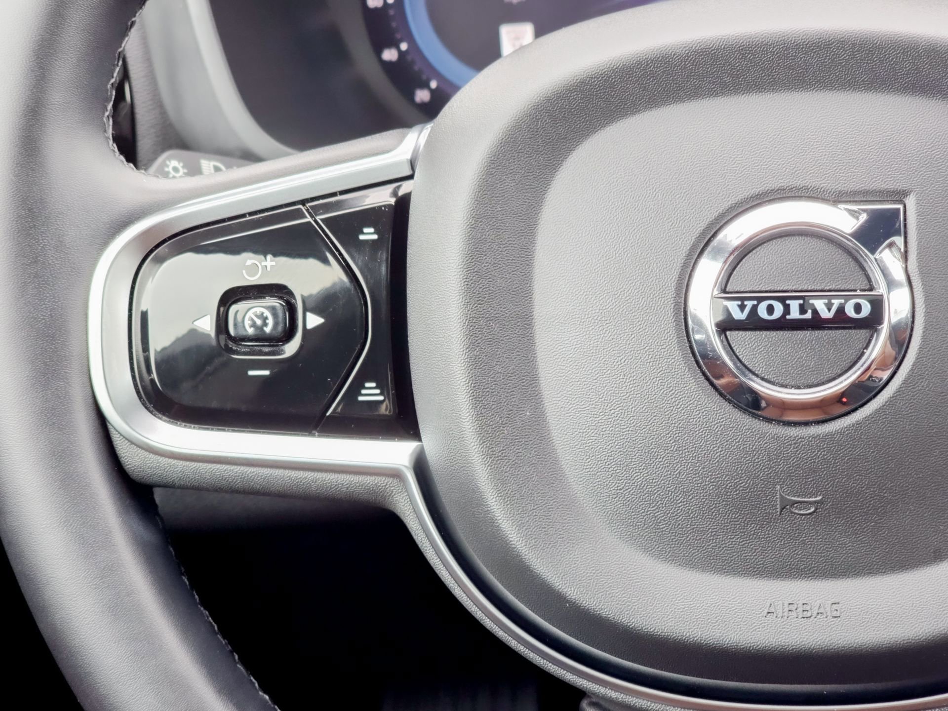 Used 2024 Volvo XC60 T8 Plus w/ Climate Package image 40