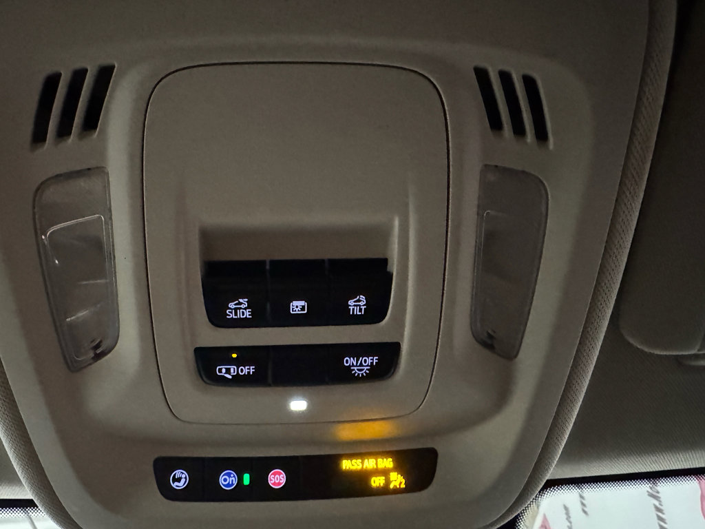 Used 2023 Buick Envision Essence w/ Sport Touring Package FWD image 17
