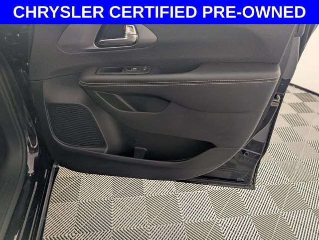 Certified 2026 Chrysler Pacifica Select FWD image 33