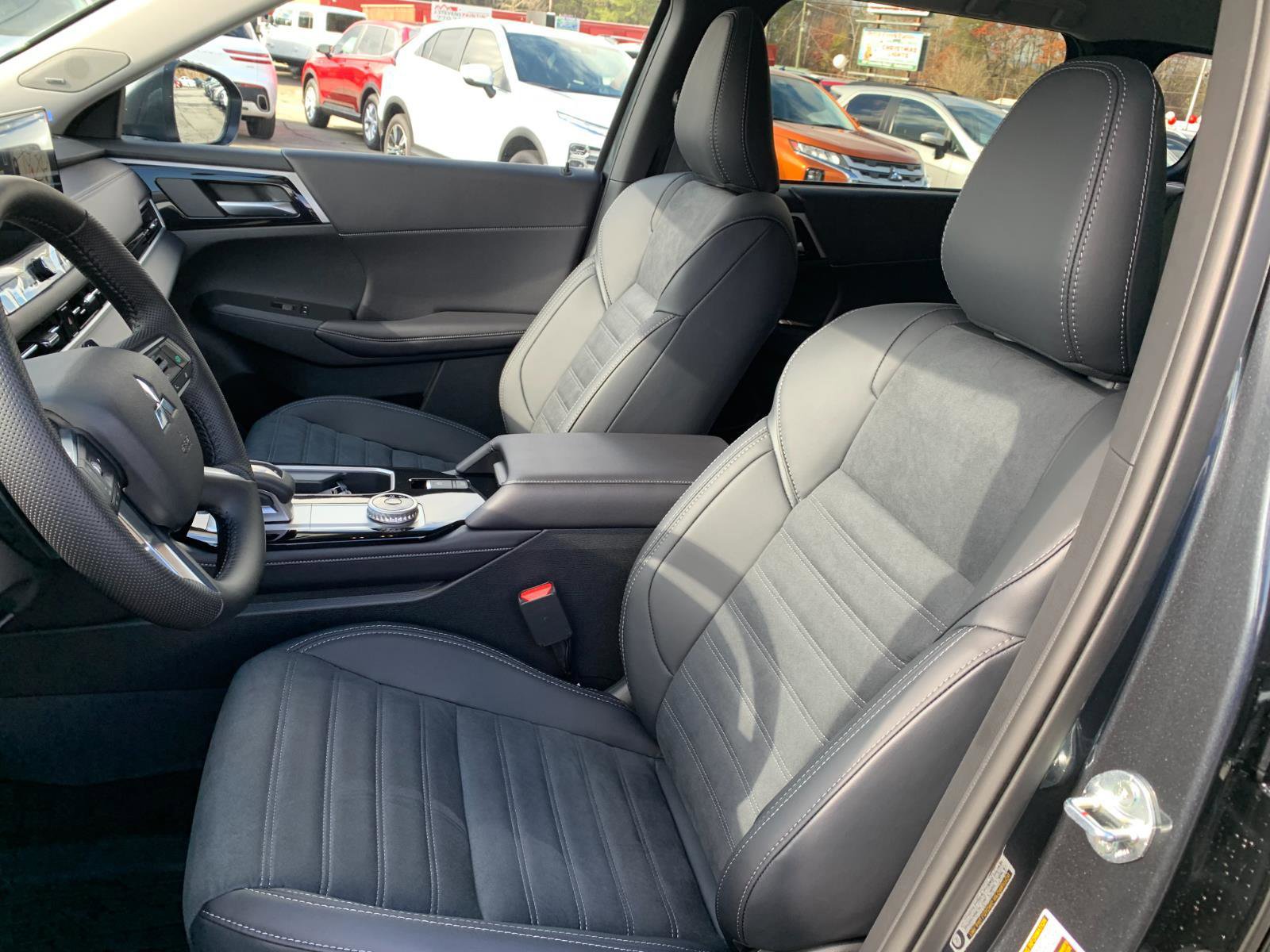 New 2025 Mitsubishi Outlander SE image 10