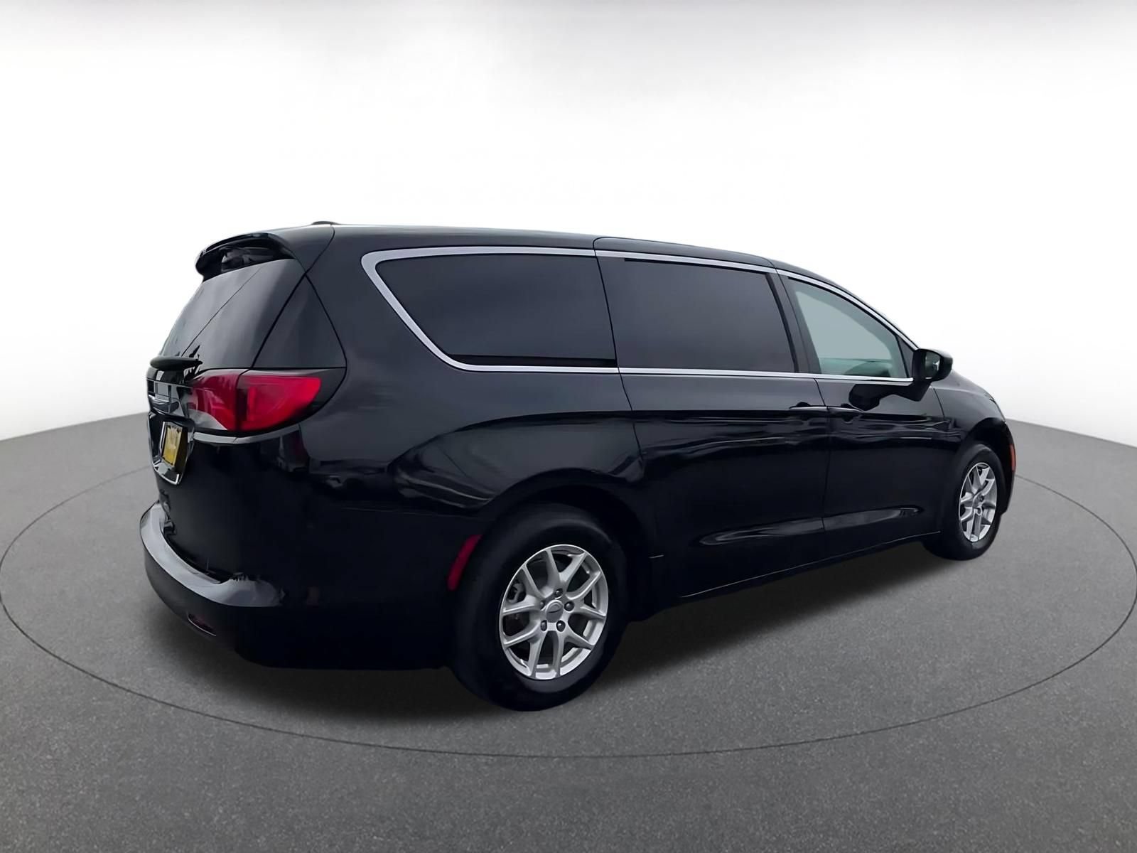 Used 2024 Chrysler Voyager LX FWD image 13