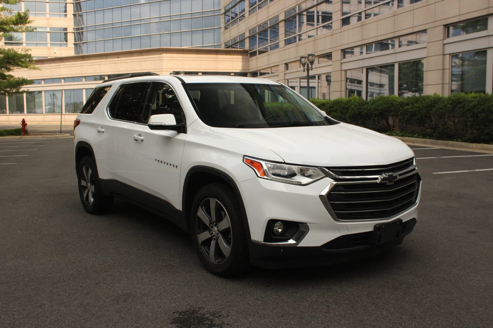 Used 2019 Chevrolet Traverse LT w/ LT Premium Package AWD/4WD image 1