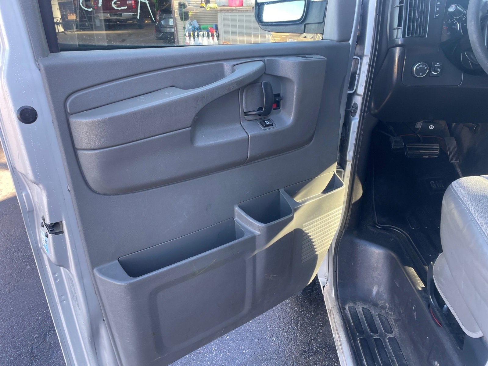 Used 2011 Chevrolet Express 2500 LS image 19