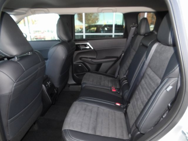 New 2025 Mitsubishi Outlander SE image 15