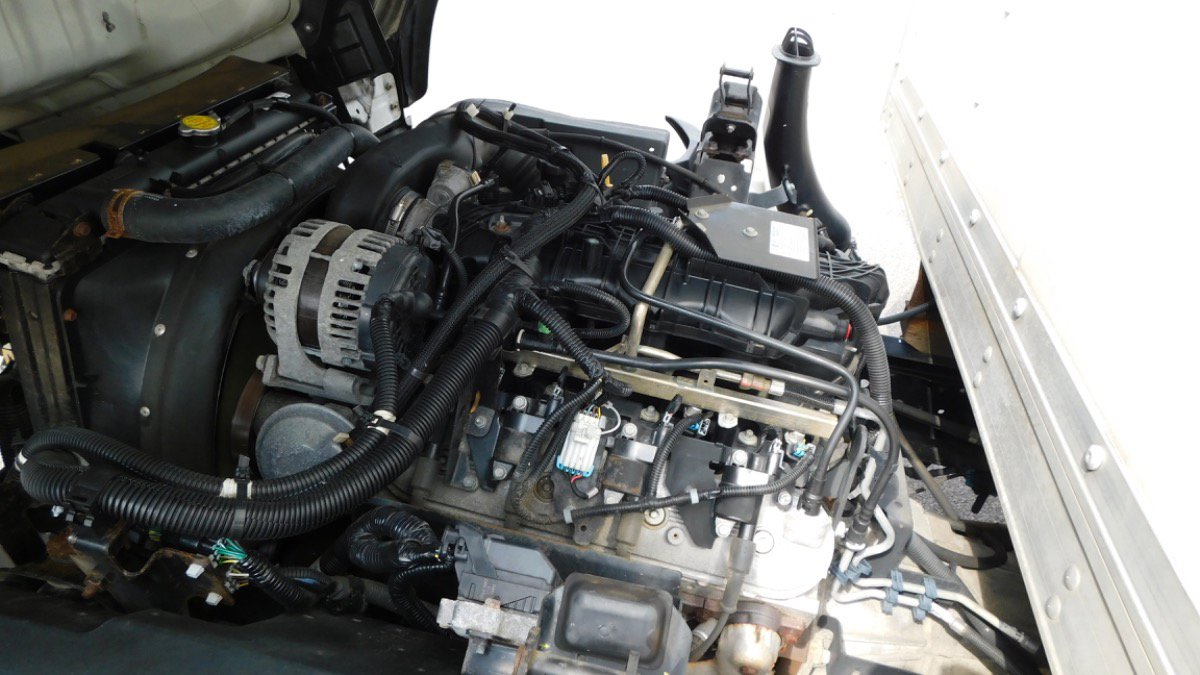 Used 2020 Isuzu NPR image 17