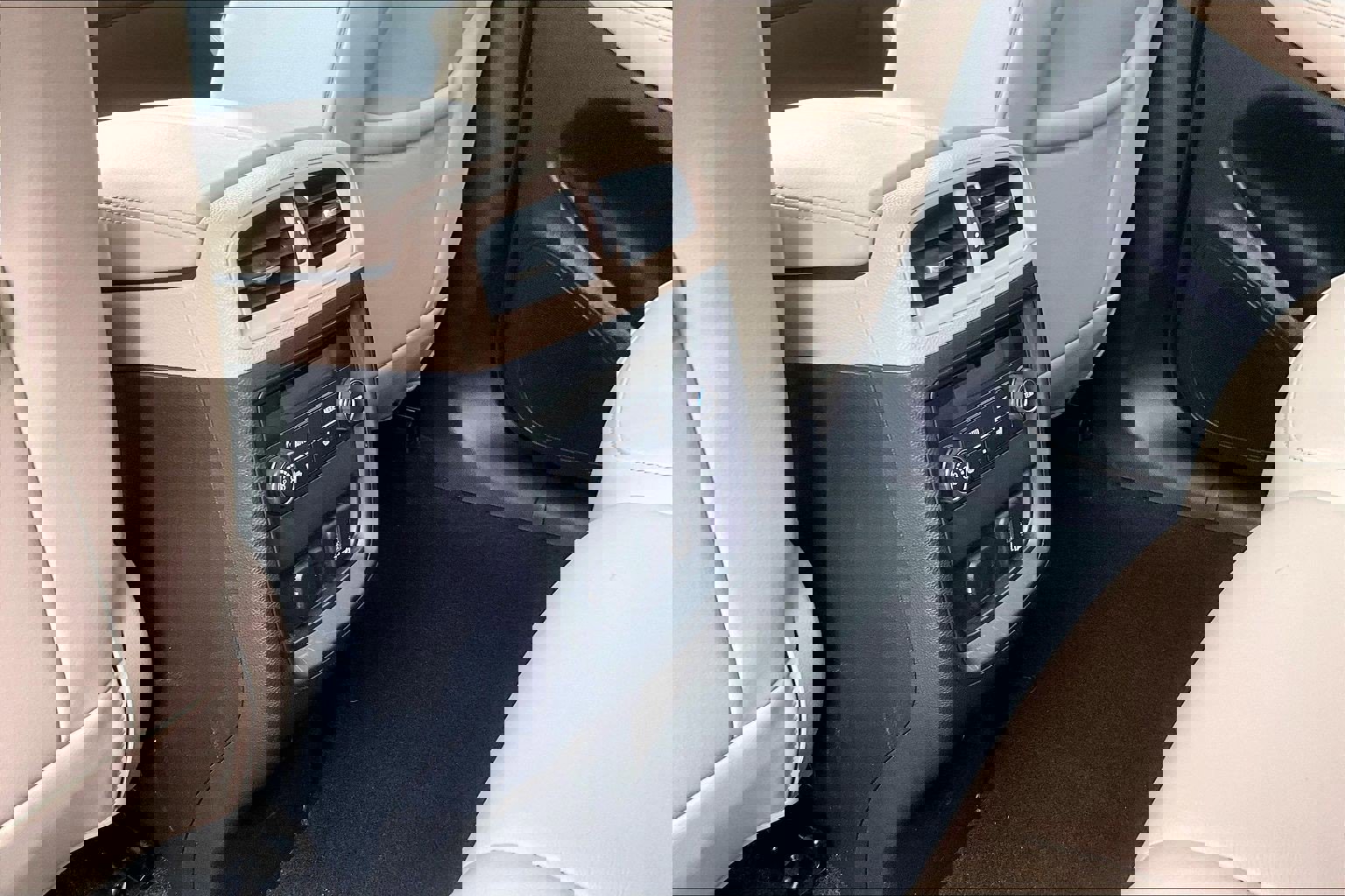 Used 2020 Buick Envision Essence w/ Experience Buick Package image 24