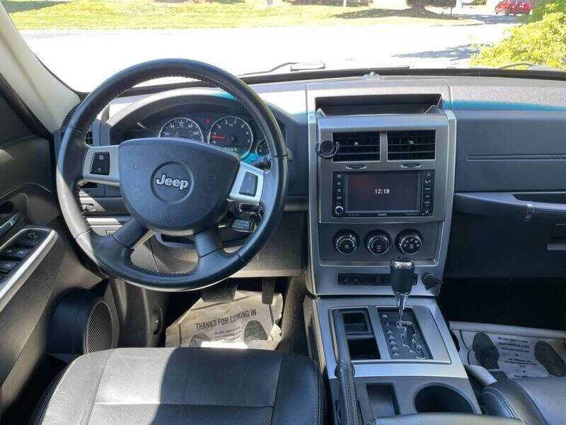 Used 2010 Jeep Liberty Limited w/ Tire & Wheel Group image 2