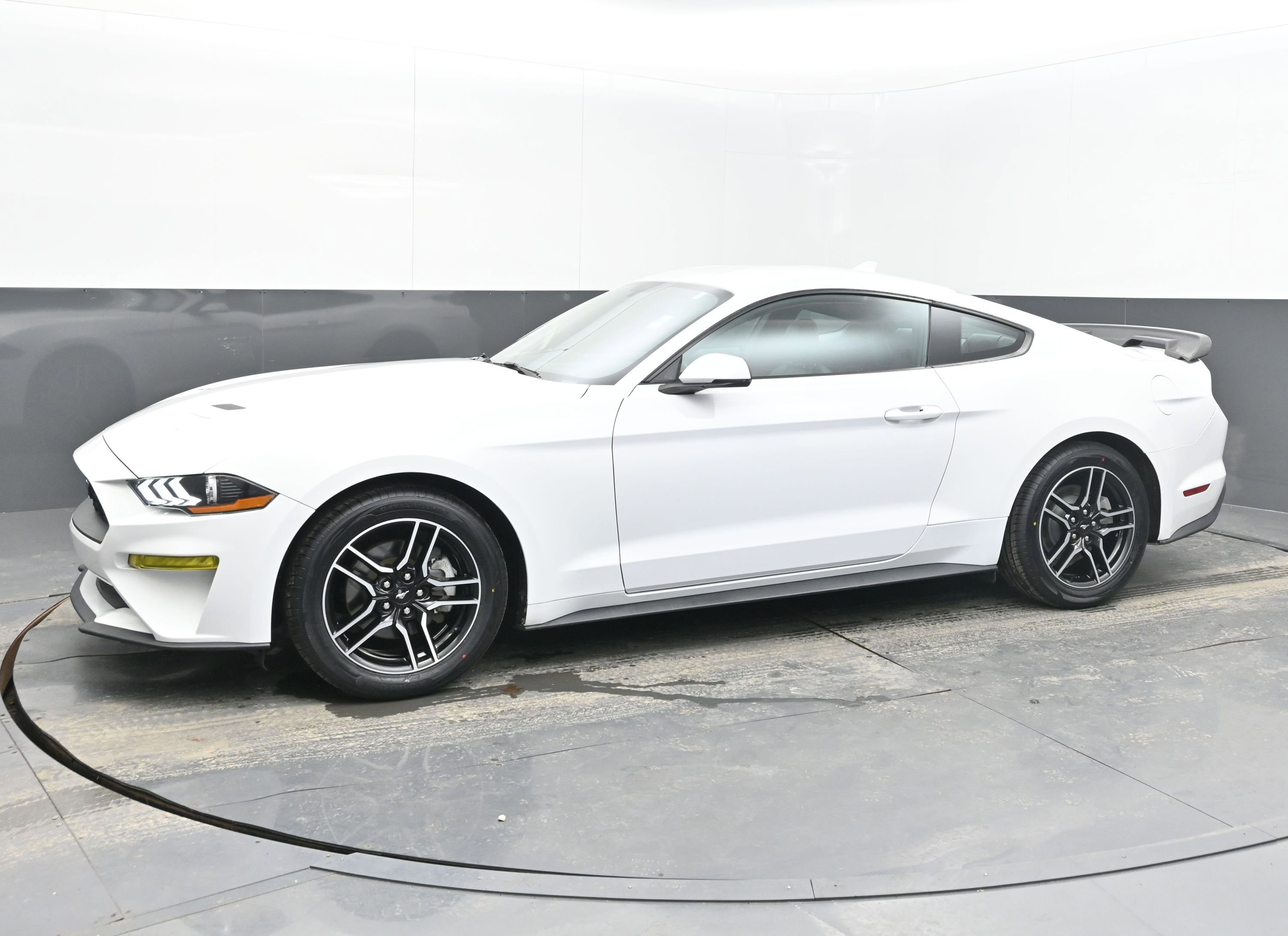Used 2020 Ford Mustang Premium image 4