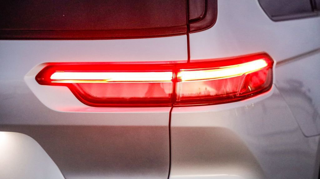 New 2025 Jeep Grand Cherokee L Limited w/ Black Appearance Package image 10