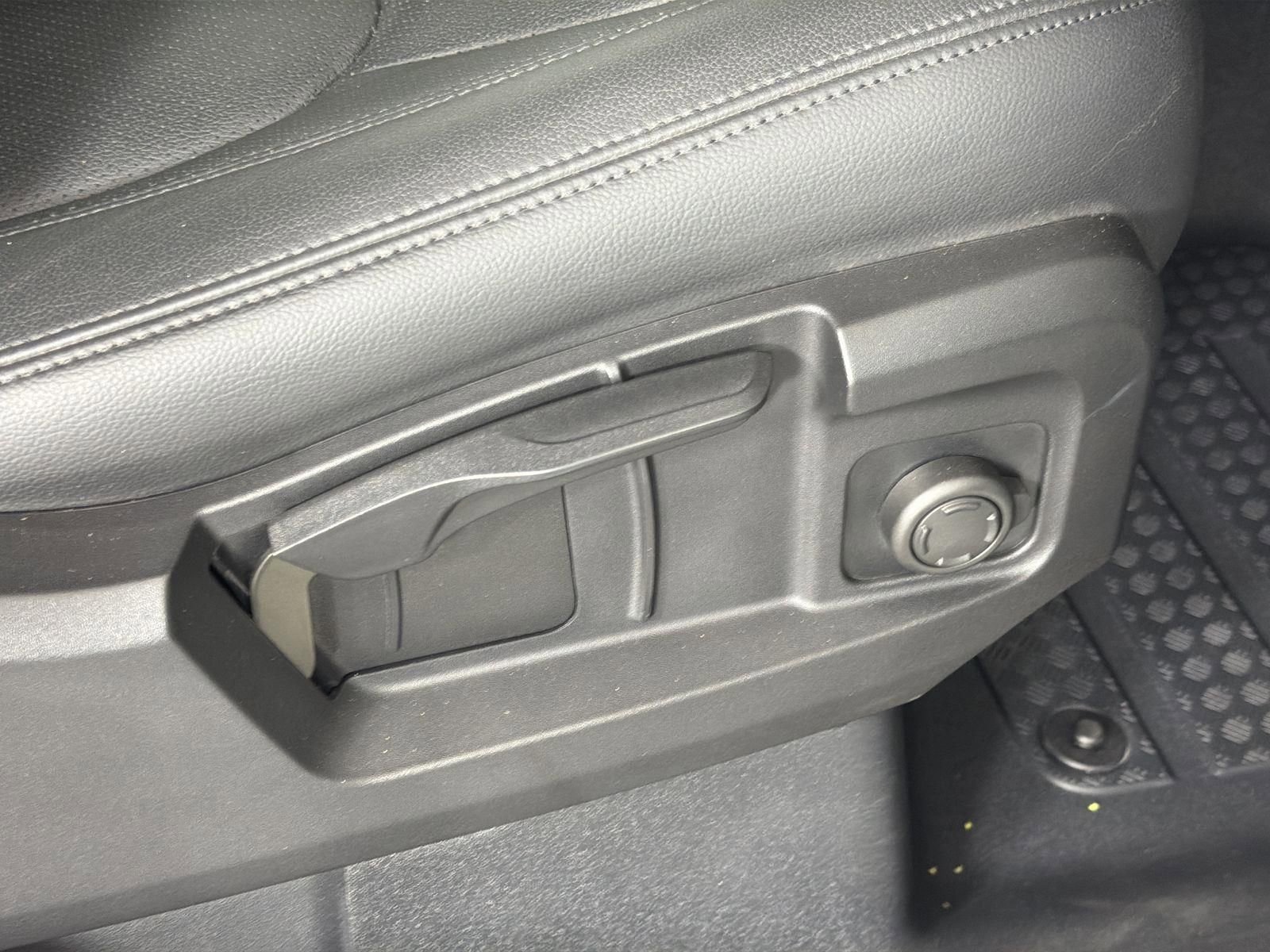 Used 2023 Land Rover Defender 110 S image 33