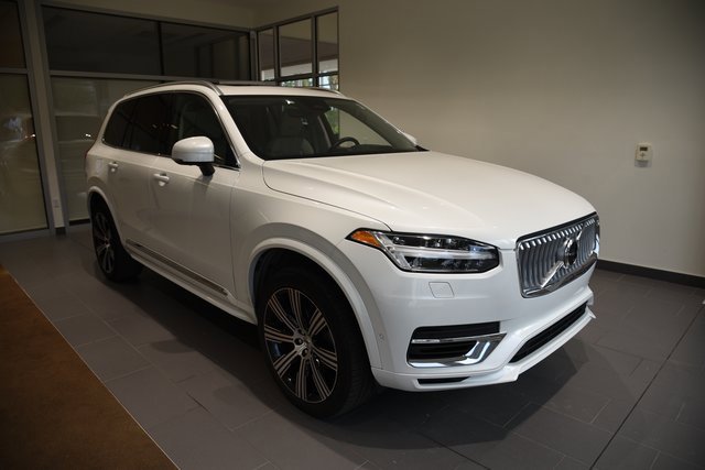 Used 2023 Volvo XC90 T8 Ultimate w/ Lounge Package image 4