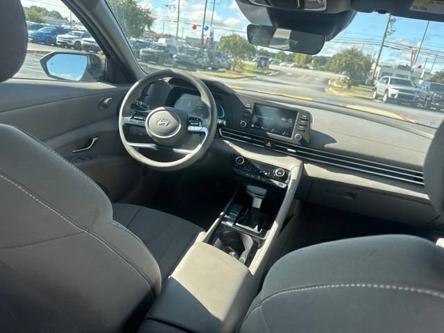 Used 2025 Hyundai Elantra Hybrid FWD image 21