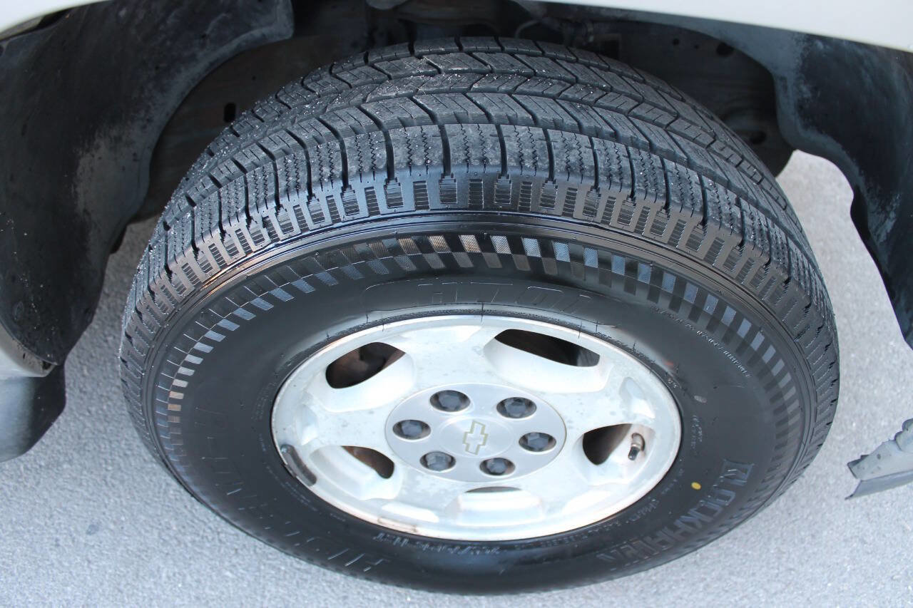 Used 2005 Chevrolet Suburban LS image 11