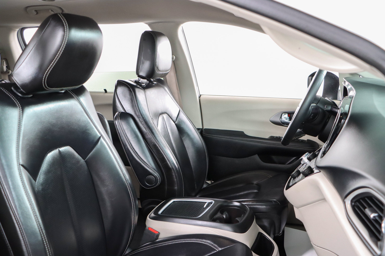 Used 2023 Chrysler Pacifica Touring-L FWD image 27