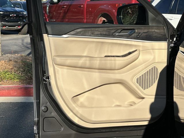 New 2025 Jeep Grand Cherokee L Limited w/ Black Appearance Package image 10