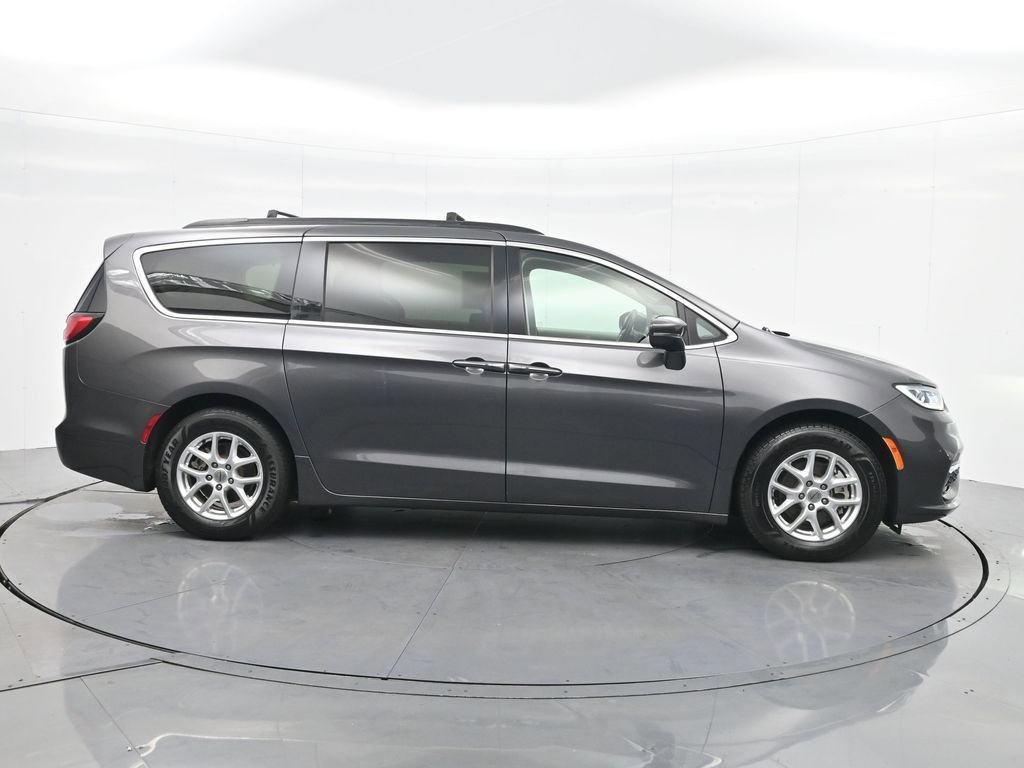 Used 2022 Chrysler Pacifica Touring-L image 6